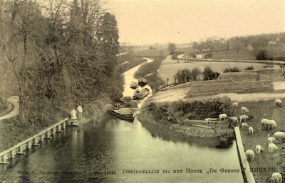 13282 Gezicht op de Grift en de losplaats met pramen en steentassen te Grebbe (gemeente Rhenen) uit het zuiden.